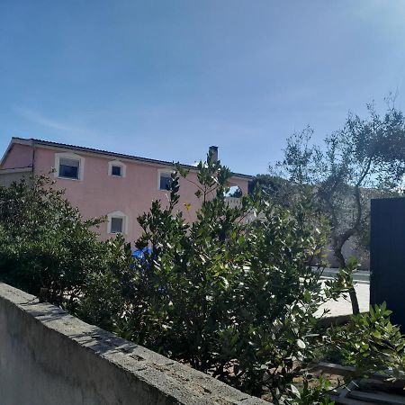 Caliente Apartments Vir A מראה חיצוני תמונה