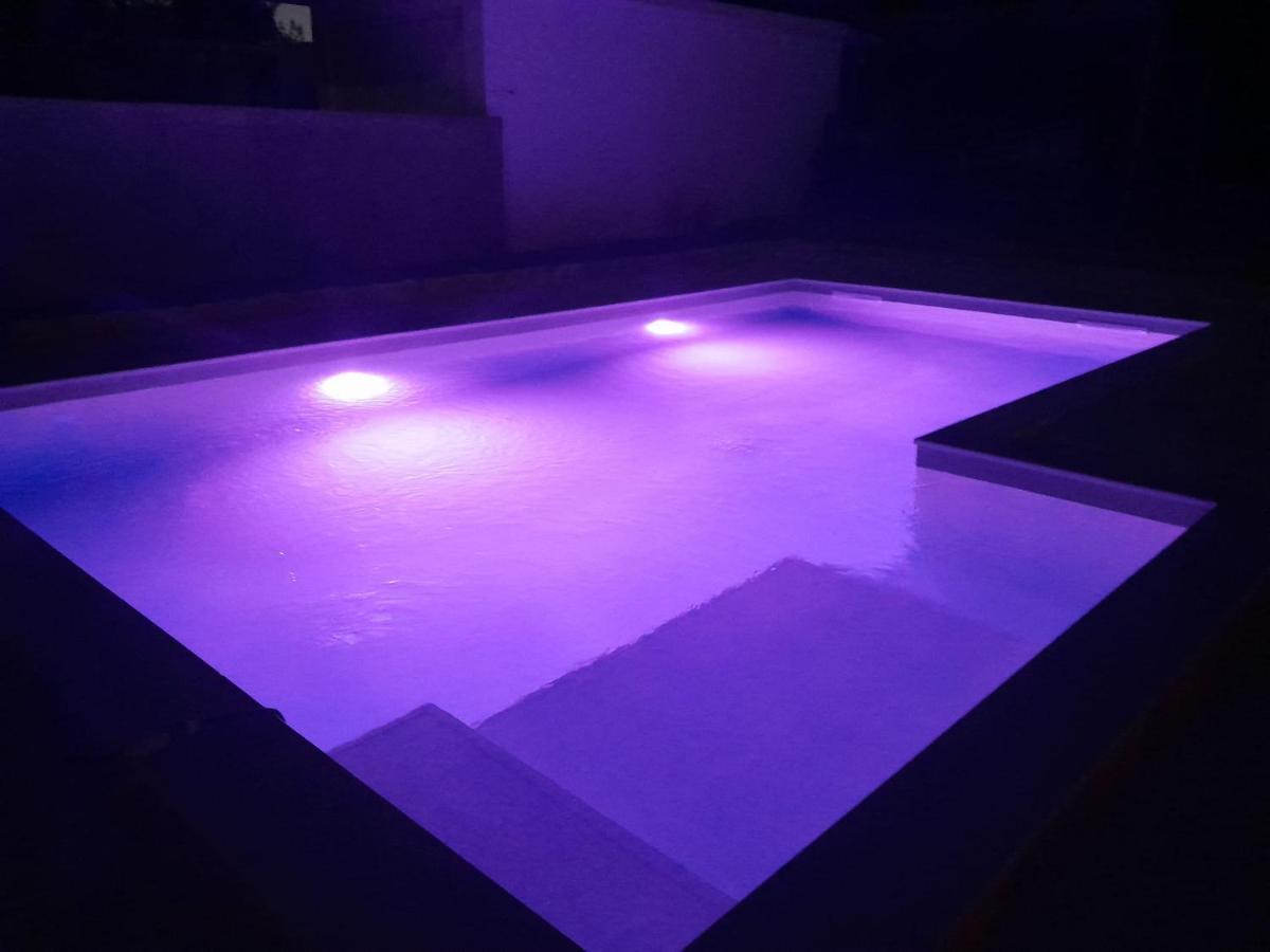Caliente Apartments Vir A מראה חיצוני תמונה